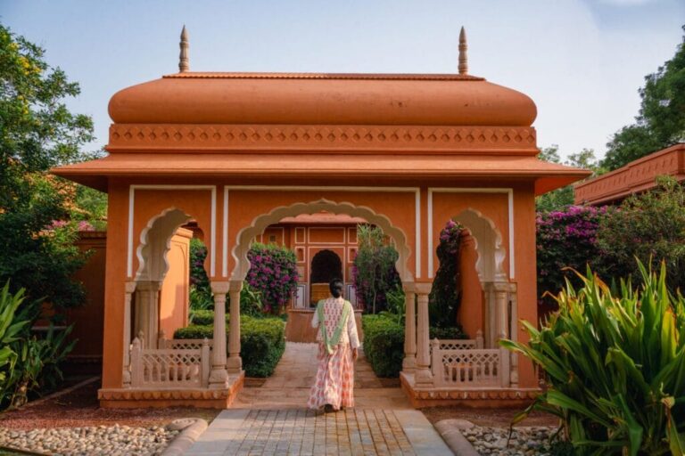 Symmetrical-courtyard-entrance-to-villas-at-oberoi-rajvilas-jaipur-credit-natasha-bazika-1024x683
