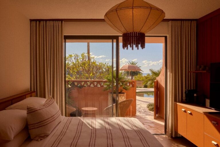 THE-WHALE_SEAGRASS-ROOM_CREDIT-SEAN-FENNESSY2-1024x683